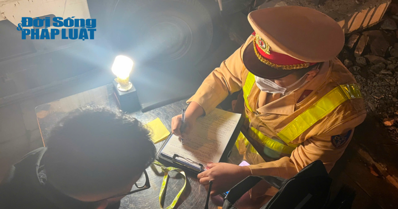 Tổ công tác lập biên bản hàng loạt tài xế vi phạm các lỗi: Không đội mũ bảo hiểm, không mang theo giấy đăng ký xe, không có bằng lái xe..