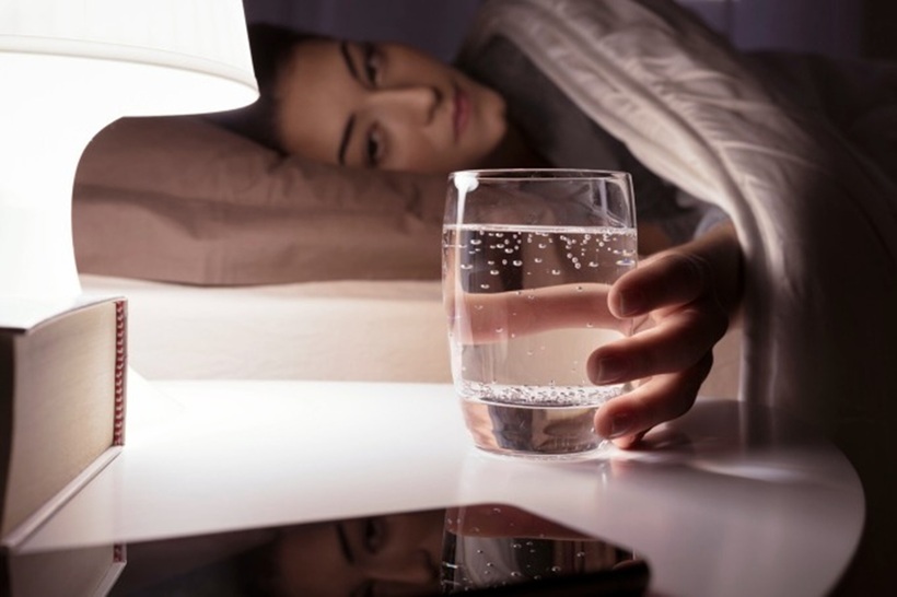 Nước ấm có tác dụng giảm đau tự nhiên, đặc biệt là đau bụng kinh, đau đầu, đau cơ.