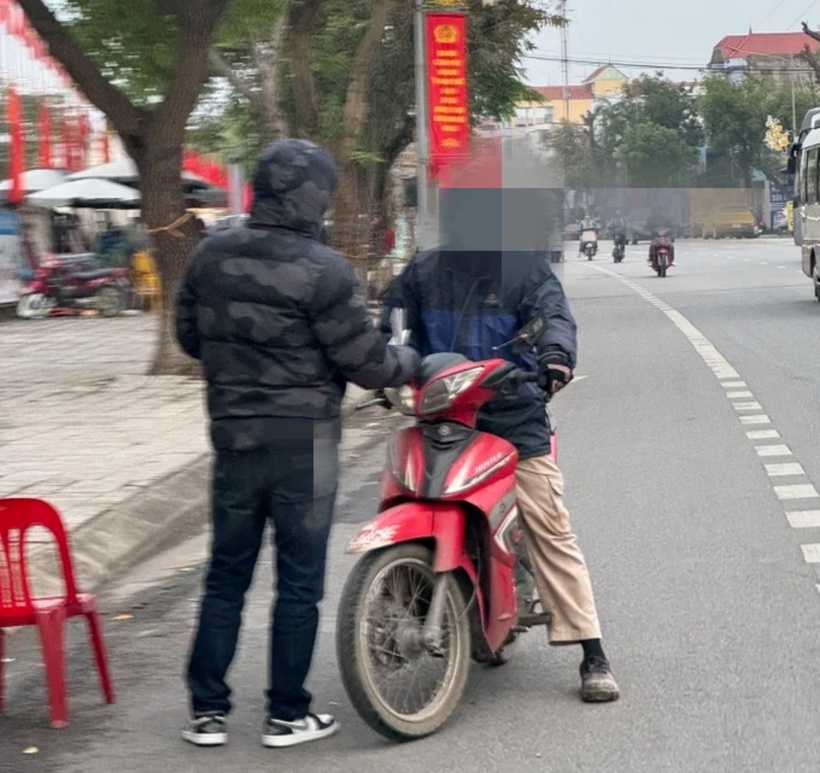 Các phe vé bất chấp cái lạnh 16 độ C tại TP.Việt Trì đứng dàn trải trước “mặt tiền” của sân Phú Thọ nằm trên đại lộ Hùng Vương. Ảnh: Sài Gòn Giải phóng
