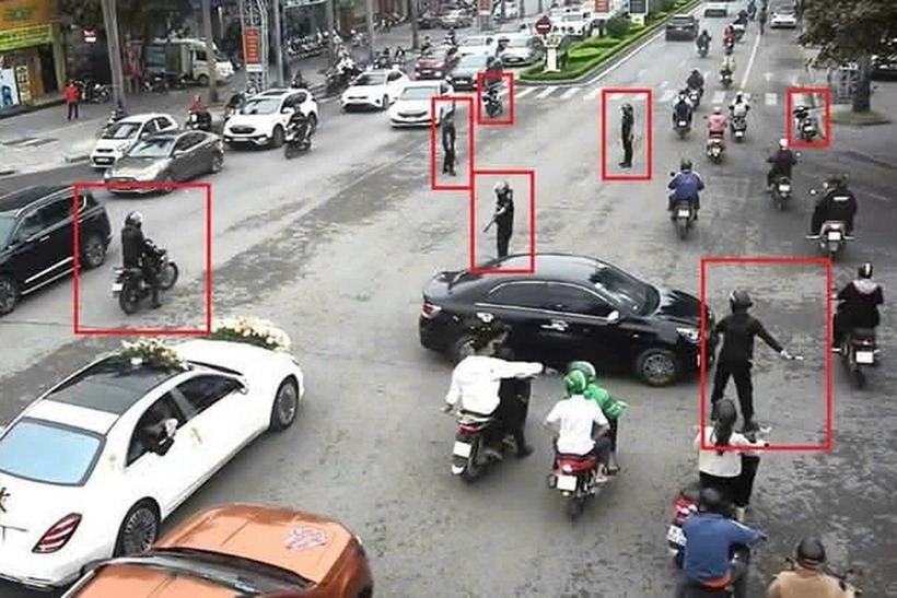 Nhóm vệ sĩ "dẹp đường" cho đoàn xe sang đi đám cưới ở TP Thanh Hóa. Ảnh: Dân trí