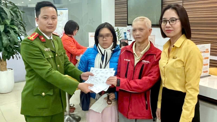 Ông N.M.Đ được công an và cán bộ ngân hàng trên địa bàn trao lại tài sản. (Ảnh: CACC)