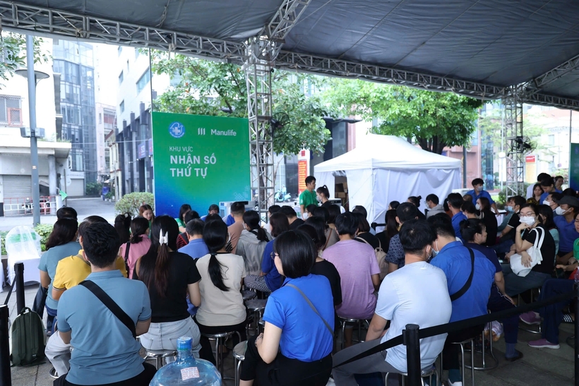 Nhiều người dân đến sớm để nhận số thứ tự chờ đến lượt khám. Ảnh Hiền Hà.