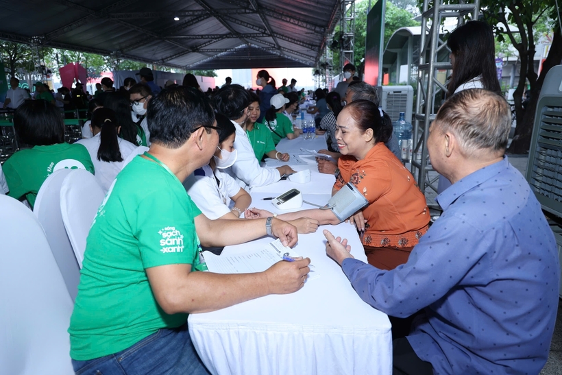 Người dân trải qua nhiều bước khám bệnh của chương trình. Ảnh Hiền Hà