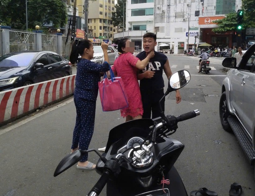 Hai người phụ nữ đi cùng xe ô tô với Nhựt đã xuống can ngăn và đưa Nhựt trở lại xe trước khi rời khỏi hiện trường. Ảnh: Vietnamnet.