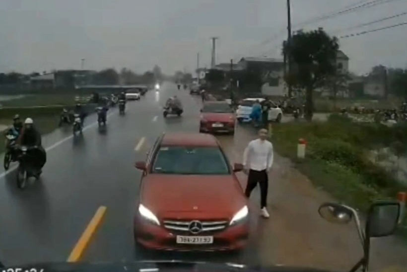 Xe Mercedes-Benz C-Class có hành vi dừng đỗ giữa làn ngược chiều gây cản trở giao thông. Ảnh: Báo Dân trí.