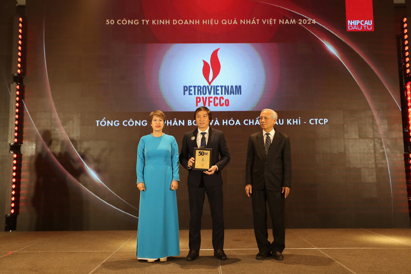 Đại diện PVFCCo nhận giải thưởng Top50 công ty kinh doanh hiệu quả nhất Việt Nam năm 2024.