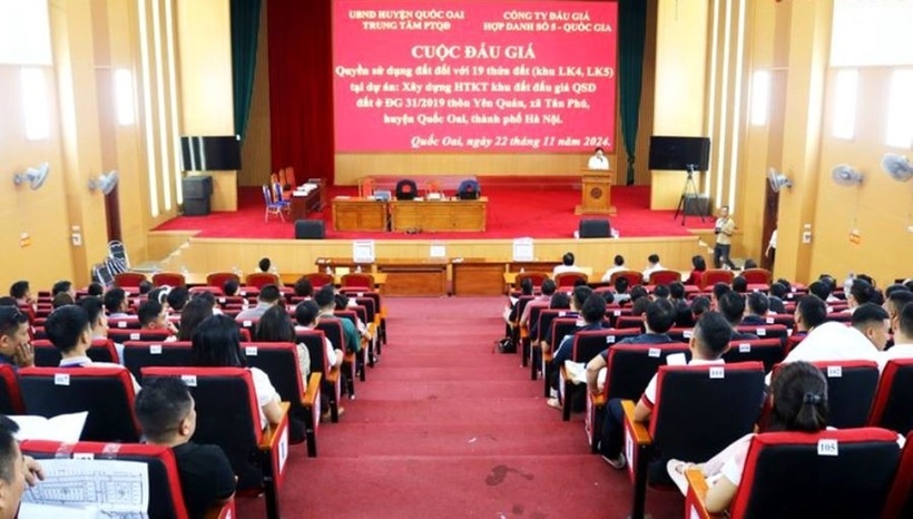 Một phiên đấu giá đất ở Hà Nội. Ảnh: Vietnamnet