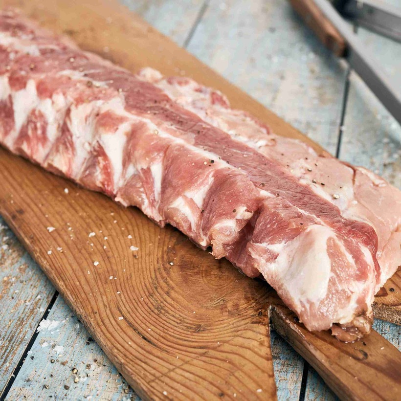 Màu sắc là yếu tố quan trọng giúp bạn nhận biết sườn tươi hay đã bị ôi thiu.