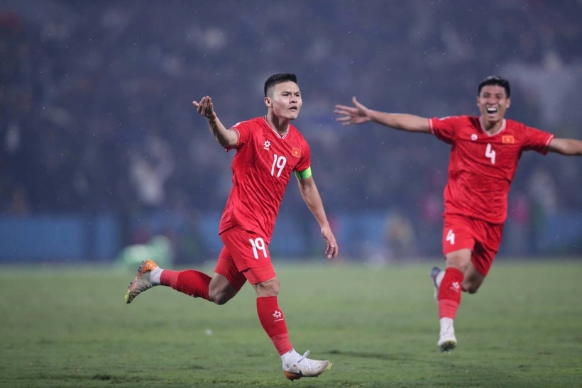 Quang Hải tung cú dứt điểm trong vòng cấm, ấn định chiến thắng 1-0 cho đội tuyển Việt Nam. Ảnh: VietNamNet