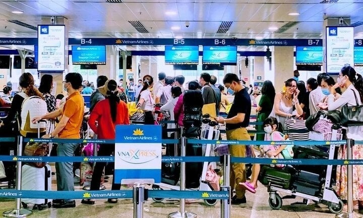 Nhiều người lựa chọn về quê ăn Tết muộn để tránh cảnh bon chen. Ảnh minh họa