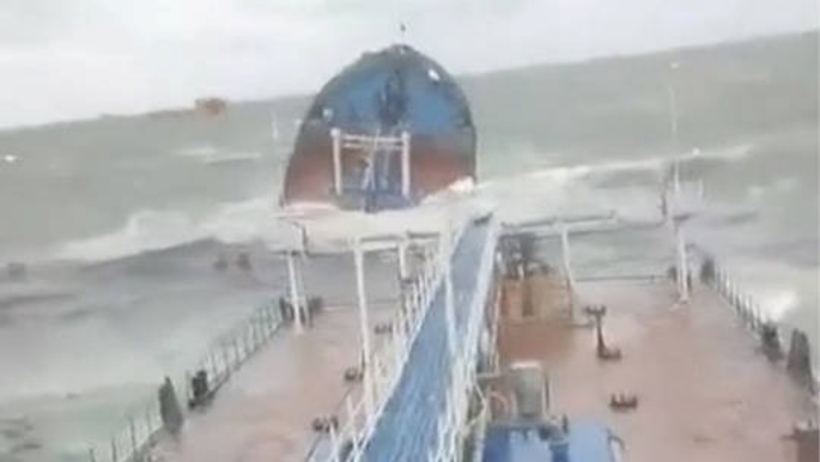 Hai tàu chở dầu Nga gặp nạn tại eo biển Kerch. Ảnh: RT