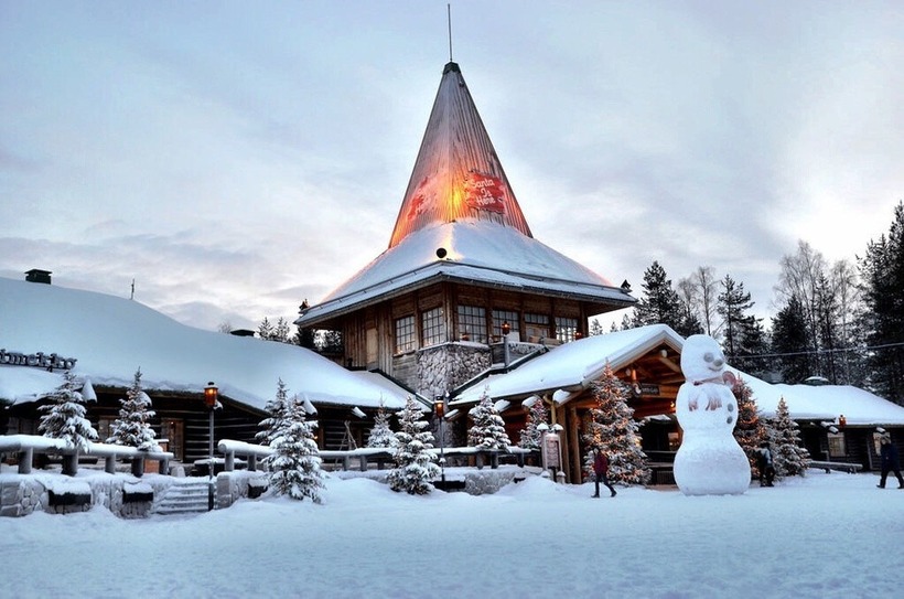 Cứ vào dịp gần tới Giáng sinh, làng Rovaniemi lại bao phủ trong tuyết trắng xóa.