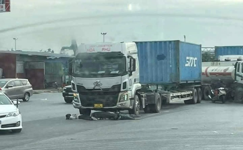 Hai mẹ con tử vong thương tâm dưới gầm xe đầu kéo. (Ảnh: Người lao động)