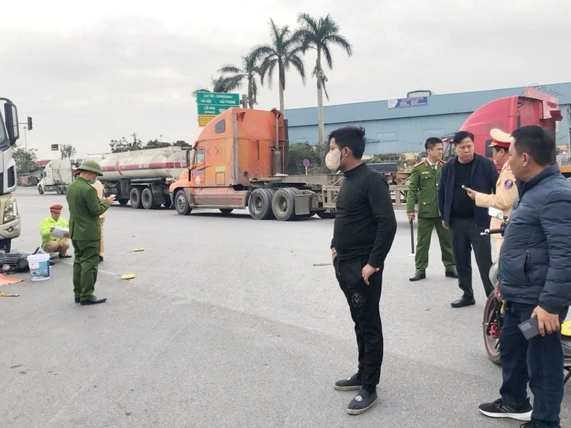 Các phương tiện cần chú ý quan sát khi chuyển làn, tránh tai nạn thương tâm xảy ra. (Ảnh: PLO)