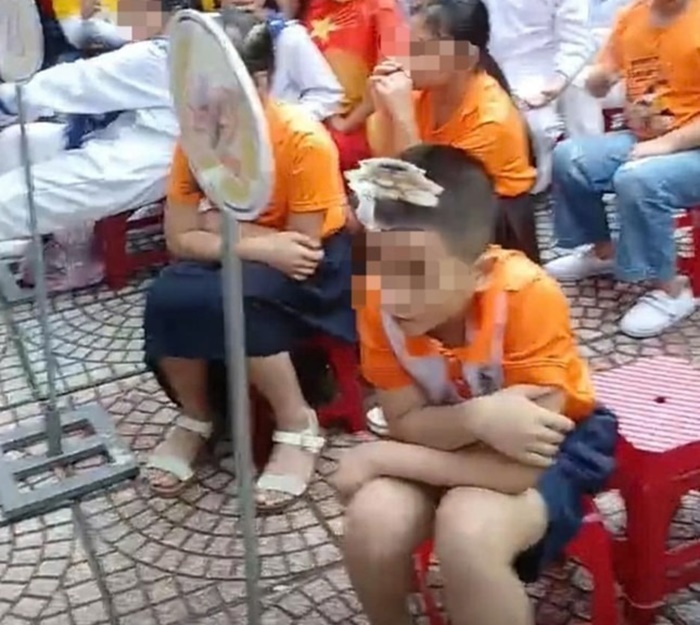 Học sinh cởi áo khoác trong một hoạt động của trường, dù thời tiết lạnh. Ảnh: Báo Tiền phong.