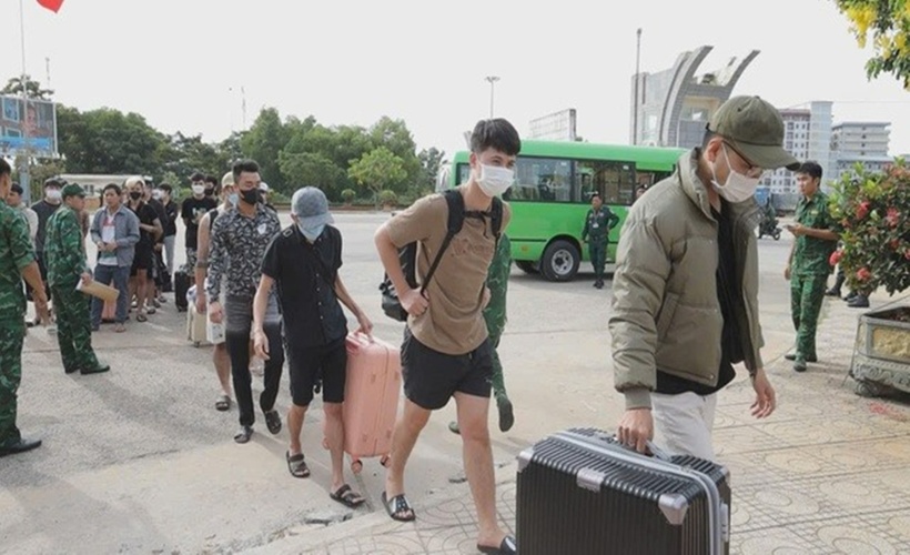 Lực lượng chức năng tỉnh Tây Ninh tiếp nhận hàng trăm công dân Việt Nam sau khi được Campuchia trao trả. (Ảnh: Người lao động)