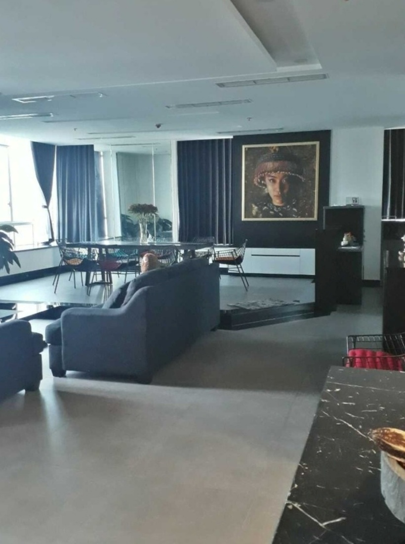 Hồi năm 2020, Hoàng Thùy Linh từng đăng tải đoạn clip hé lộ về căn penthouse 2 tầng nằm trong khu chung cư cao cấp tại TP.HCM. Cơ ngơi này của nữ ca sĩ từng được dự đoán có giá lên đến vài chục tỷ đồng.