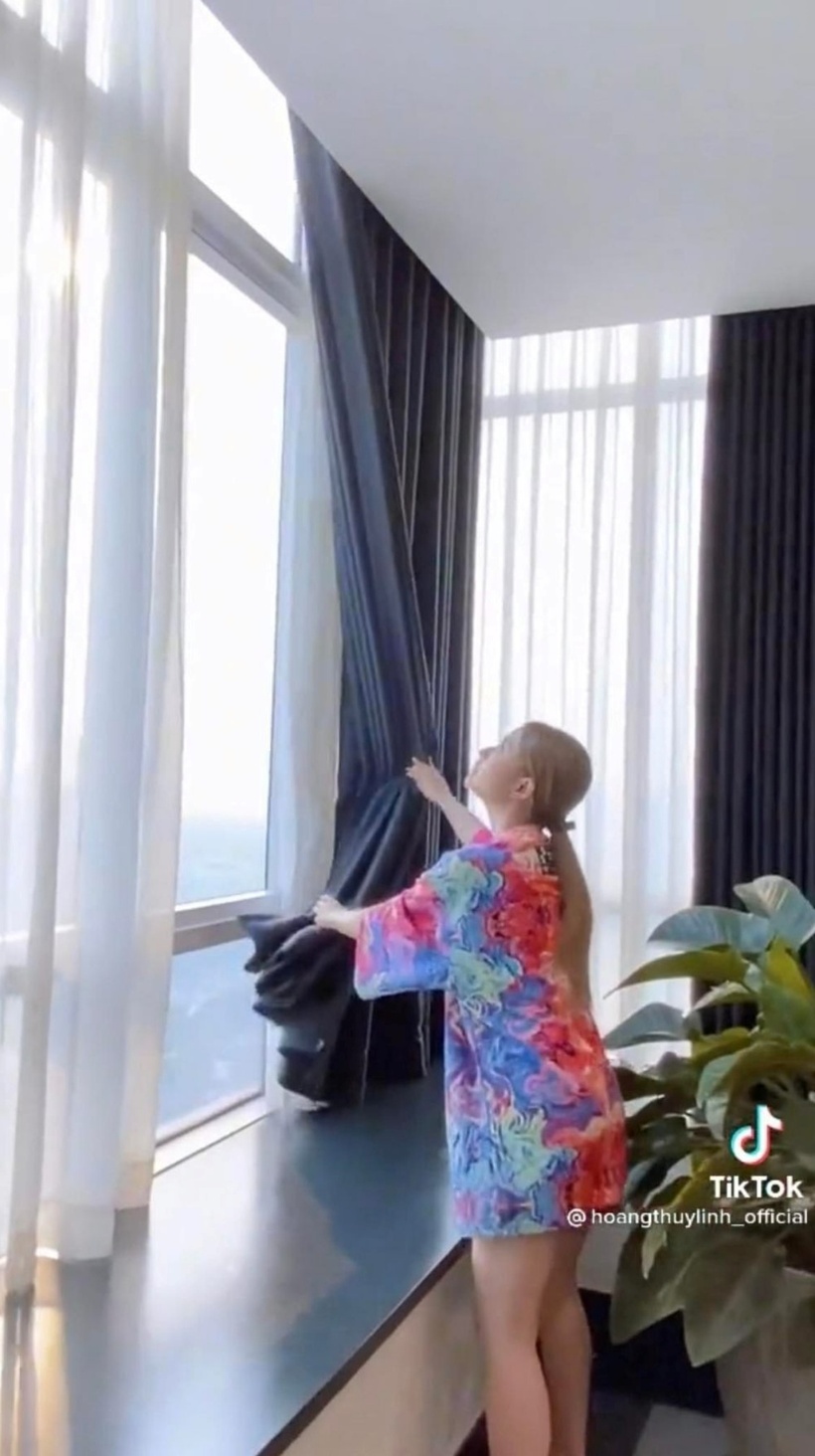 Căn penthouse có diện tích khoảng 400m2, lại có thêm phần sân thượng nên rất rộng rãi. Những ô cửa sổ bằng kính lớn giúp căn nhà lấy được ánh sáng tự nhiên, mang đến cảm giác thoáng đãng và dễ chịu.