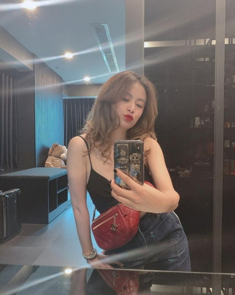Phòng riêng của Hoàng Thủy Linh cũng lấy màu đen làm màu chủ đạo, nội thất khá đơn giản.