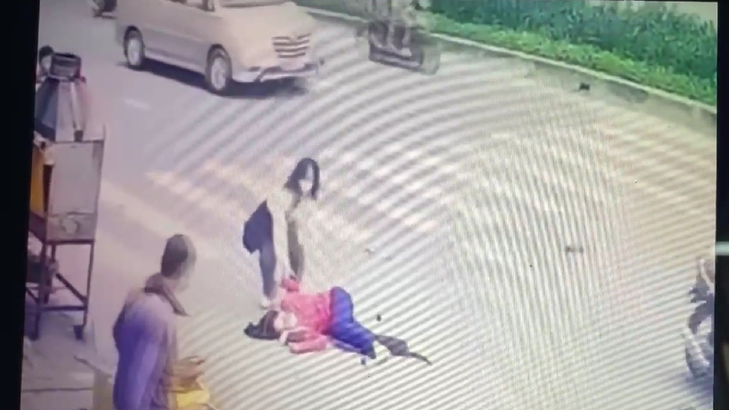 Cú va chạm khiến bà L. bị văng xa gần 2 mét. (Ảnh: Camera)