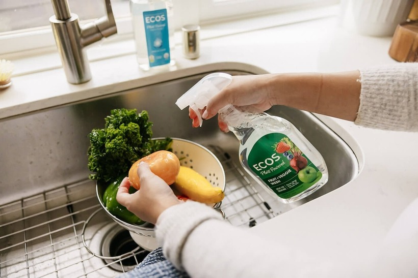 Hiện nay trên thị trường có nhiều loại nước rửa rau củ quả được thiết kế đặc biệt để loại bỏ thuốc trừ sâu và các chất bẩn khác.