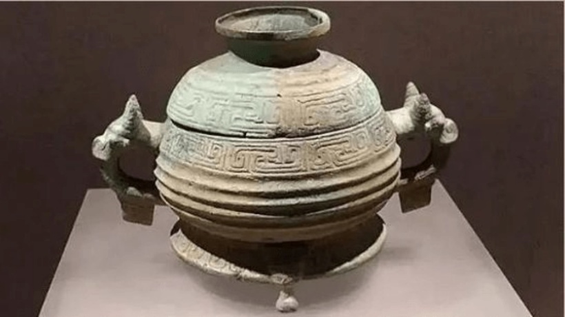 Đang đi chăn cừu, hai anh nông dân phát hiện kho báu lấp lánh, có mùi thơm