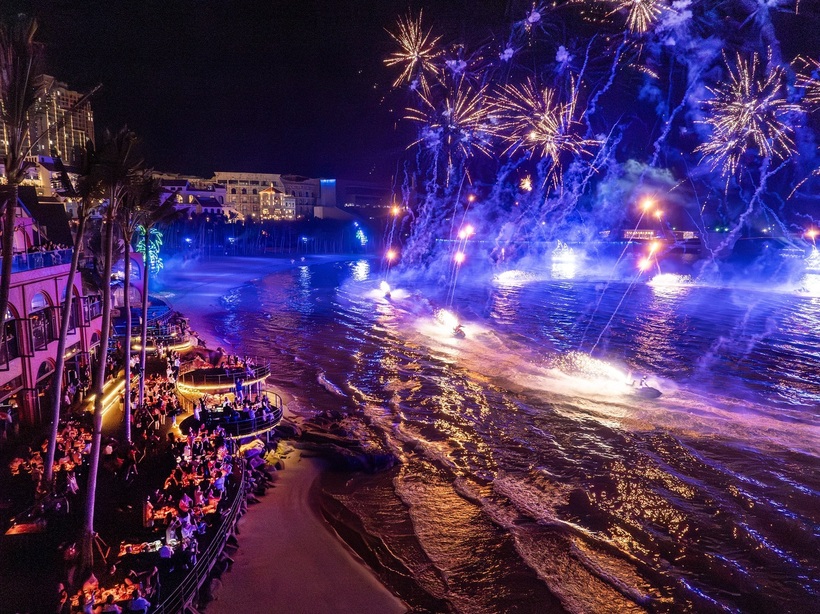 Mỗi tối có đến 2 màn pháo hoa thắp sáng trên bầu trời đảo ngọc.