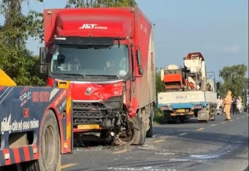 Phần đầu xe tải cũng hư hỏng nặng. Ảnh: Báo Long An.