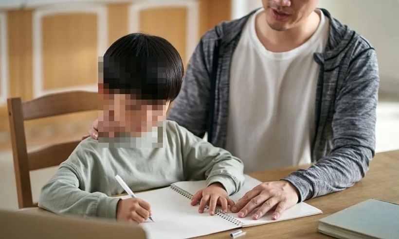 Ông bố Trung Quốc suýt chết vì đau tim khi kèm con làm bài tập. Ảnh minh họa