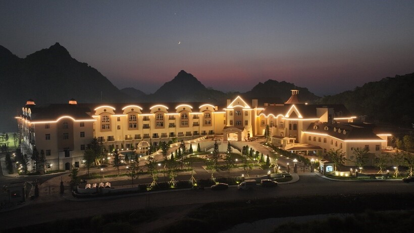 Khách sạn cao cấp Legend Valley Hotel lung linh huyền ảo hòa quyện với phong cảnh tuyệt đẹp của vùng đất Hà Nam