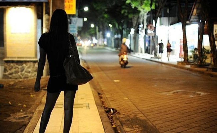 Được khách trả giá cao, H.H.L. liền rủ thêm "đồng nghiệp" cùng phục vụ nhu cầu tình dục lệch lạc. (Ảnh minh họa)