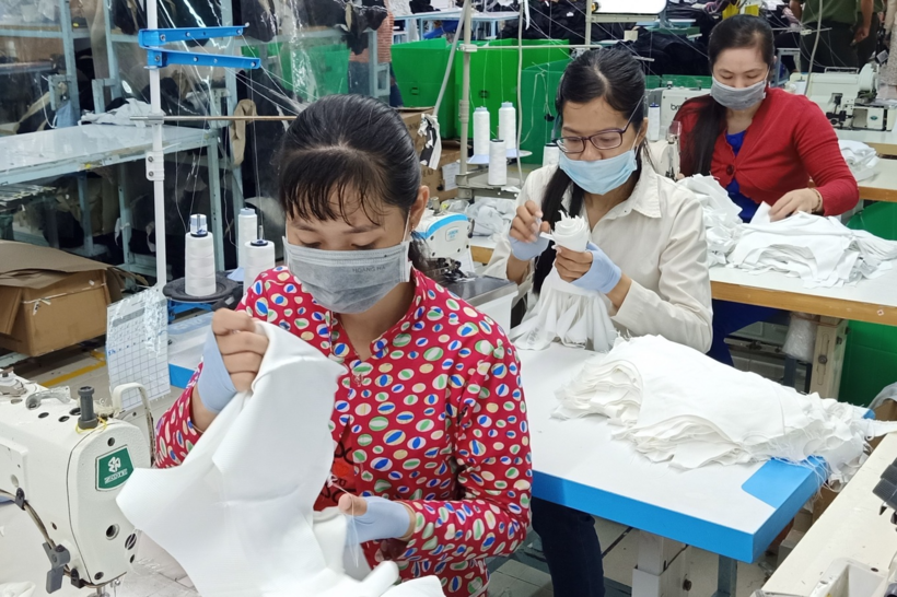 Mức thưởng Tết năm 2025 dự kiến cao nhất 51,2 triệu đồng và thấp nhất khoảng 500.000 đồng. Ảnh minh hoạ