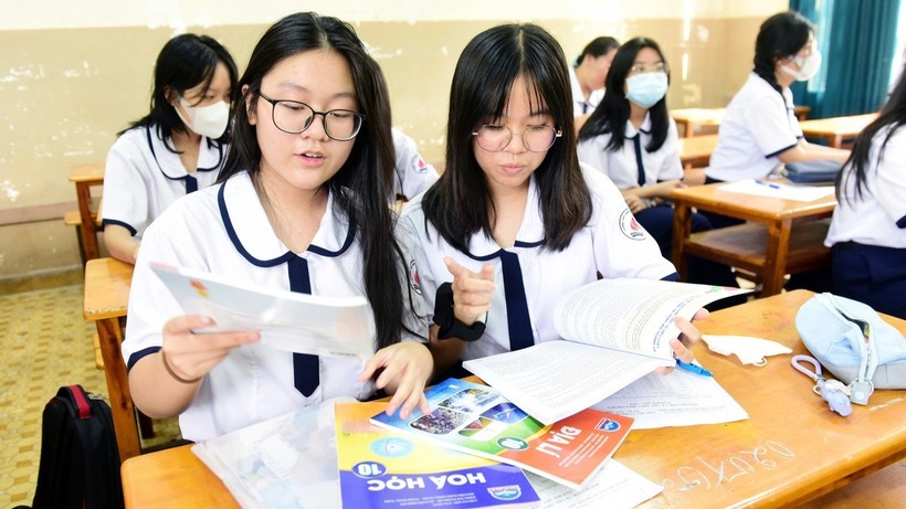 Nắm được thông tin TP.HCM đề xuất miễn học phí cho học sinh các cấp, nhiều phụ huynh bày tỏ sự vui mừng, phấn khởi. Ảnh minh họa