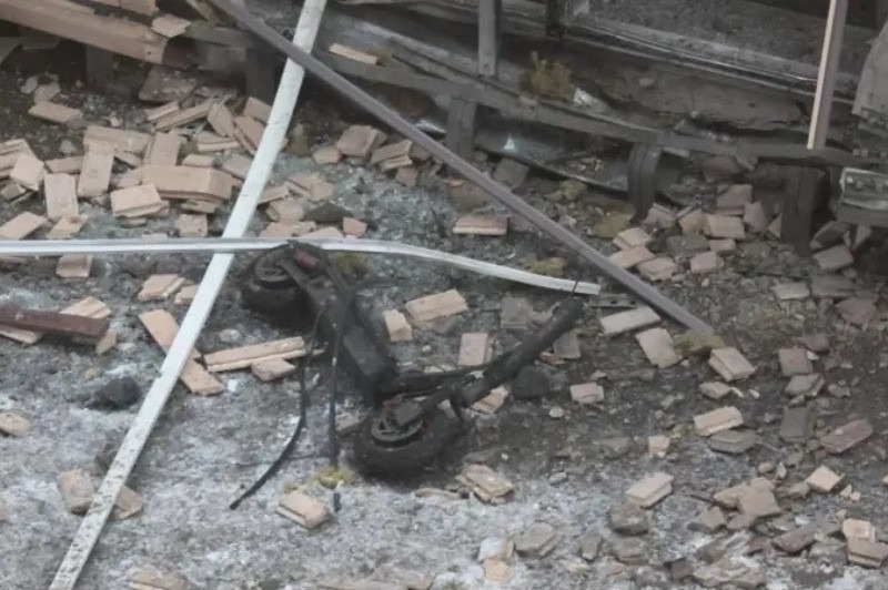 Một bức ảnh chụp tại hiện trường cho thấy phần còn lại của chiếc xe tay ga bị thiêu rụi. (Ảnh: EPA)