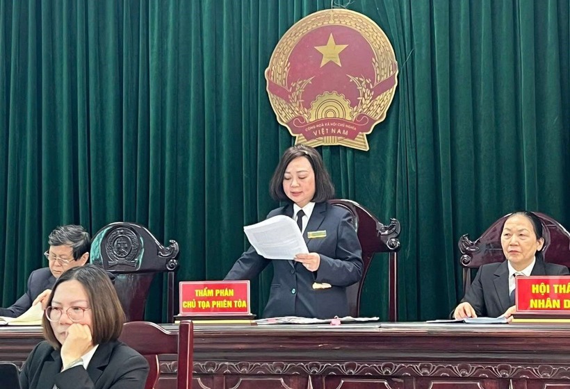 Chủ tọa phiên tòa tuyên đọc bản án đối với bị cáo. (Ảnh: Tuổi trẻ)