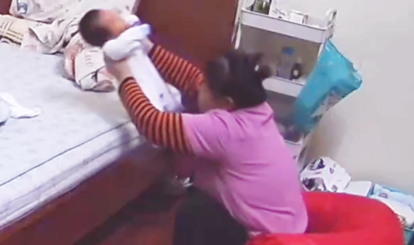 Nữ giúp việc có hành vi bạo lực với bé trai hơn 1 tháng tuổi. Ảnh cắt từ video gia đình cung cấp