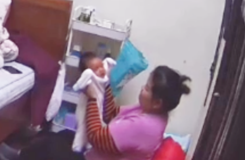 Hình ảnh được cho là nữ giúp việc có hành vi bạo lực với bé trai chưa đầy 2 tháng tuổi. Ảnh cắt clip gia đình cung cấp