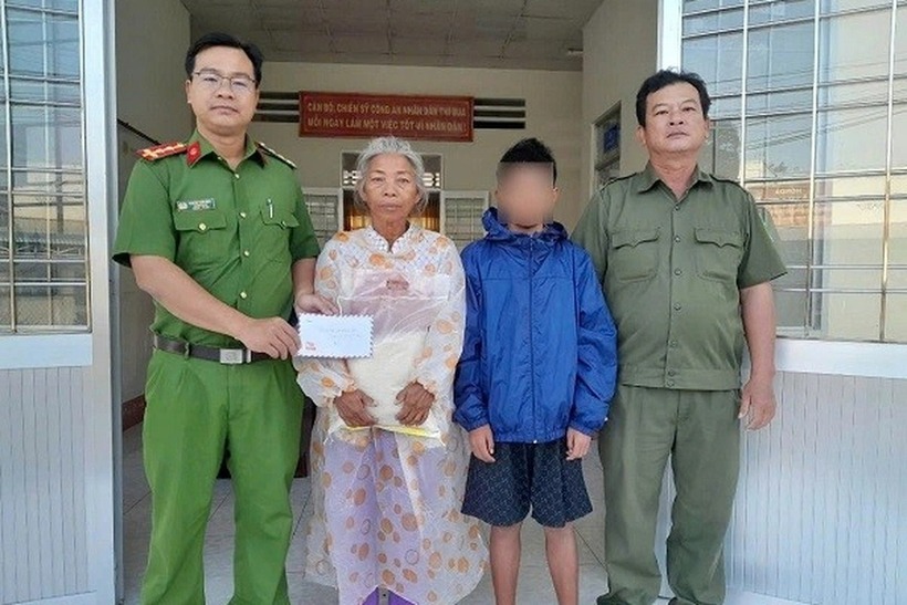 Công an xã An Bình đã liên lạc gia đình cháu P., đến gần sáng gia đình đã tới đón cháu. Ảnh: Báo Dân trí.