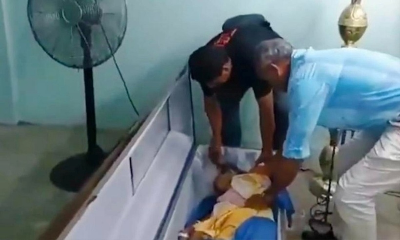 Cụ bà Ecuador "sống lại" trong đám tang. Ảnh: Saostar.