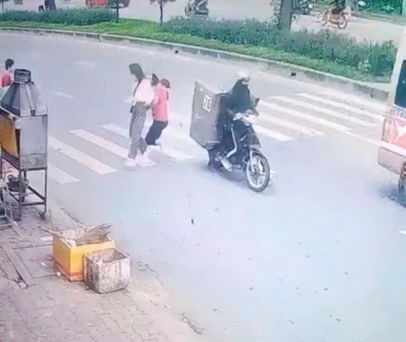 Người thanh niên nhanh chóng điều khiển xe máy chạy khỏi hiện trường sau khi gây ra tai nạn. Ảnh: Lao Động