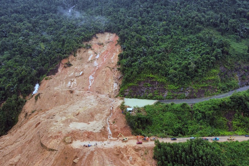 Khu vực sạt lở trên quốc lộ 27C tại đèo Khánh Lê. (Ảnh: VietnamNet)