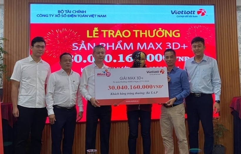 Người phụ nữ lao động tự do ở TP.HCM trúng cùng lúc 30 giải đặc biệt Vietlott. Ảnh: VTC News.