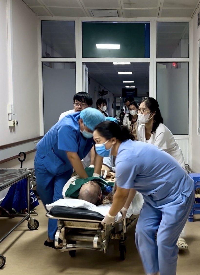 Người đàn ông nhập viện trong tình trạng đau ngực dữ dội sau xương ức