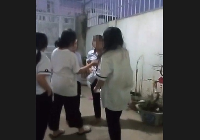 Hình ảnh nhóm bạn tìm đến nhà vây đánh nữ sinh. Ảnh: Người lao động