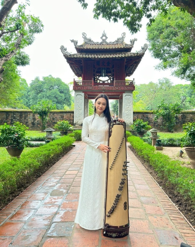 Ngoài học tập, Linh Lan thử sức với khoảng 10 bộ môn thể thao và đoạt nhiều giải thưởng. Em cũng thông thạo cả 3 nhạc cụ: Piano, Violin và đàn tranh. Số lượng huy chương Linh Lan đạt được từ thể thao và âm nhạc khoảng vài chục chiếc.