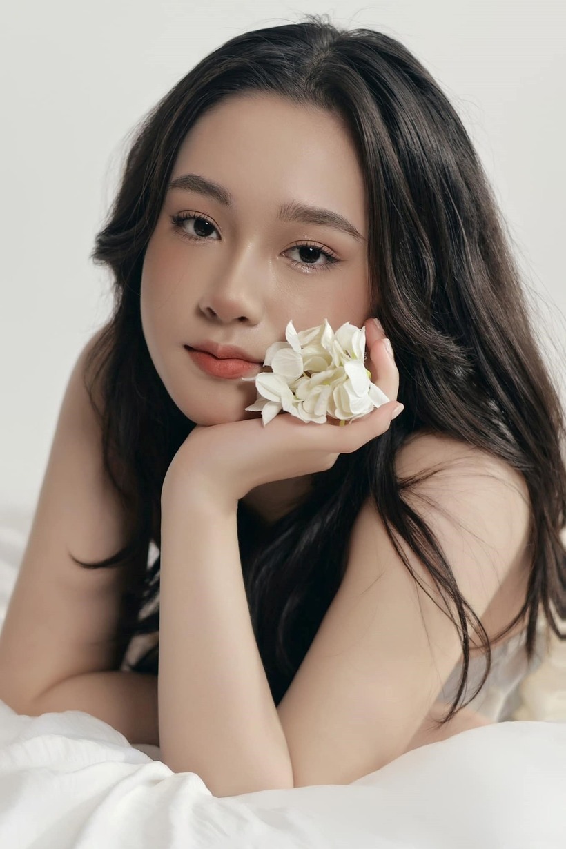 Được biết ở Trường Quốc tế Concordia, Linh Lan có điểm trung bình chung các năm học đạt top 3 toàn trường. Em thông thạo tiếng Anh, Tây Ban Nha và biết cả tiếng Trung, tiếng Pháp. Linh Lan đồng thời là Chủ tịch Câu lạc bộ (CLB) Business - DECA (câu lạc bộ doanh nghiệp) với sự tham gia của hơn 400 học sinh và 18 trường THPT trên toàn quốc.