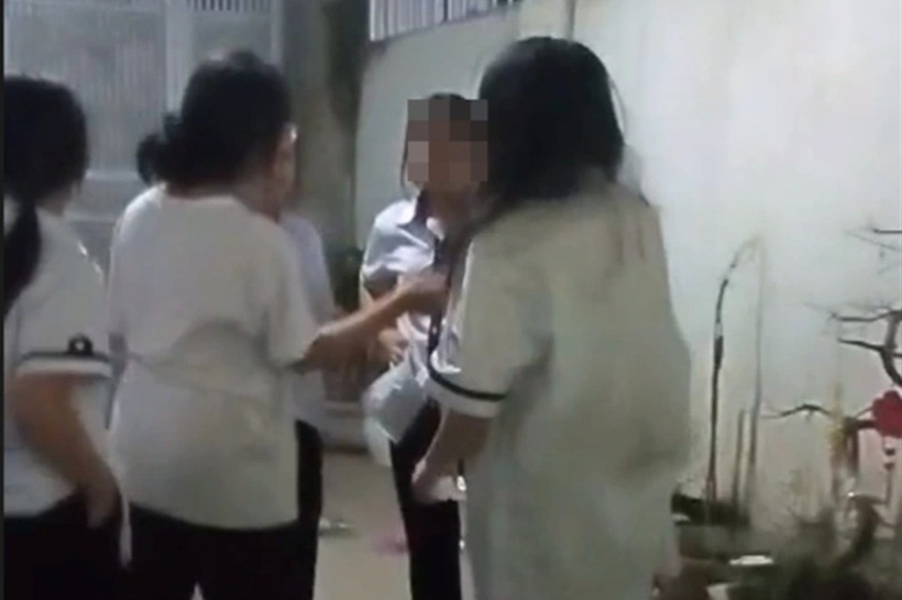 4 nữ sinh đã thay nhau đánh em T. Ảnh: Báo Dân trí.
