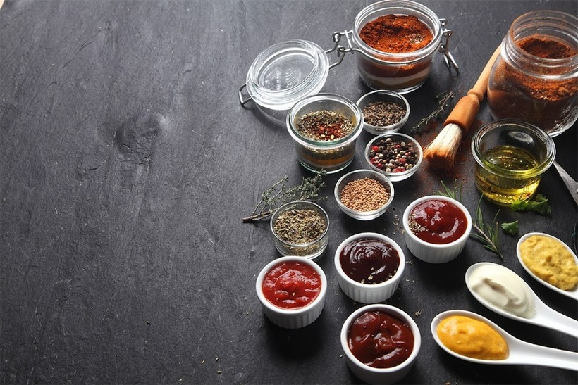 Ngoài lượng muối bổ sung, chúng ta cũng nên chú ý hạn chế nạp vào một số loại thực phẩm chứa muối khác.