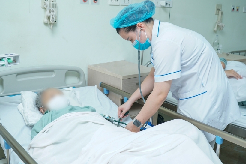 Ngay sau mổ, bệnh nhân được chuyển điều trị hồi sức tích cực để theo dõi tiếp sốc nhiễm trùng nhiễm độc nặng do viêm phúc mạc toàn thể vì thủng dạ dày tá tráng. Ảnh: Báo Giao Thông