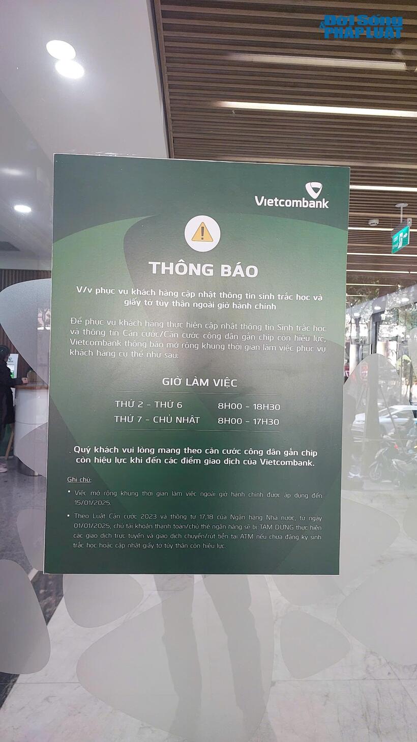 Vietcombank thông báo mở rộng khung thời gian làm việc đễ hỗ trợ khách hàng cập nhật thông tin sinh trắc học và giấy tờ tùy thân.